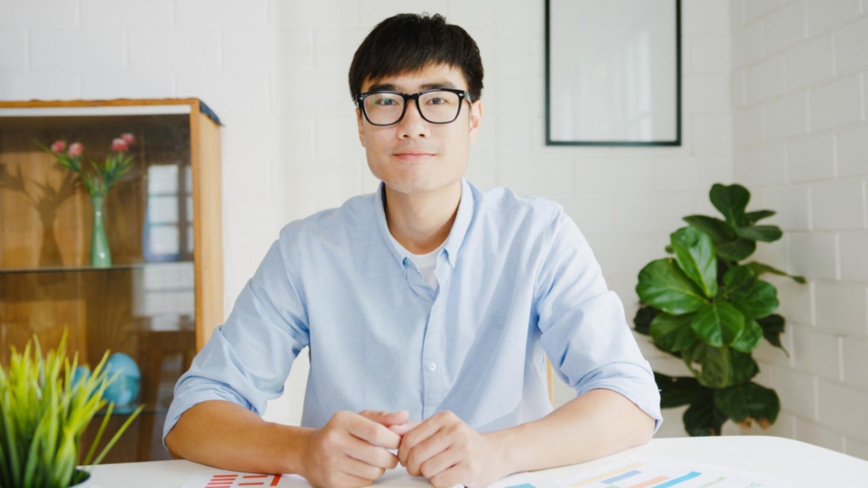 Remote learners collaborating in structured online course environment